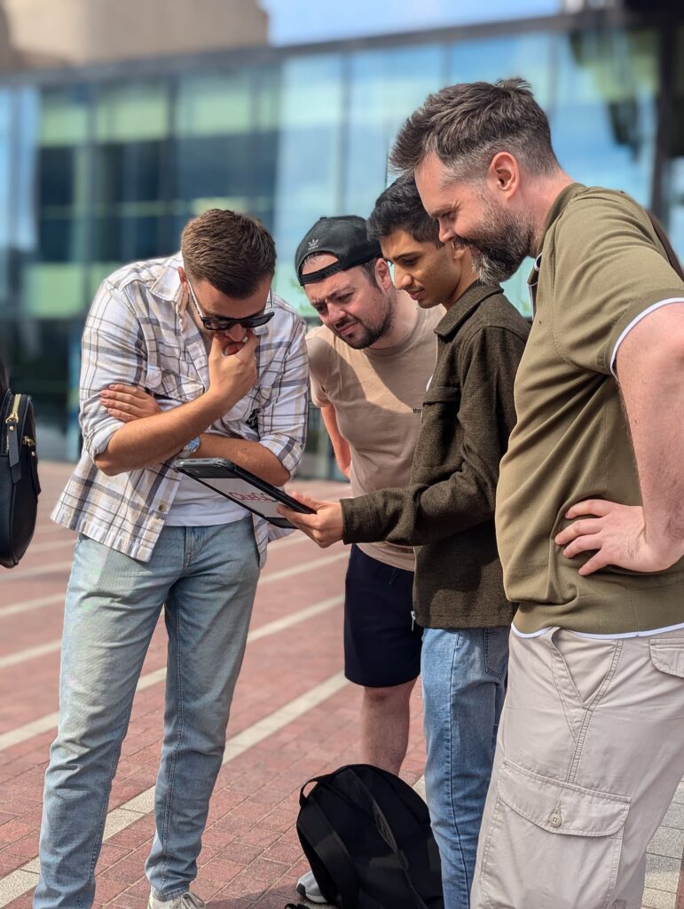 Teams on a gps treasure hunt in London with ClueGO